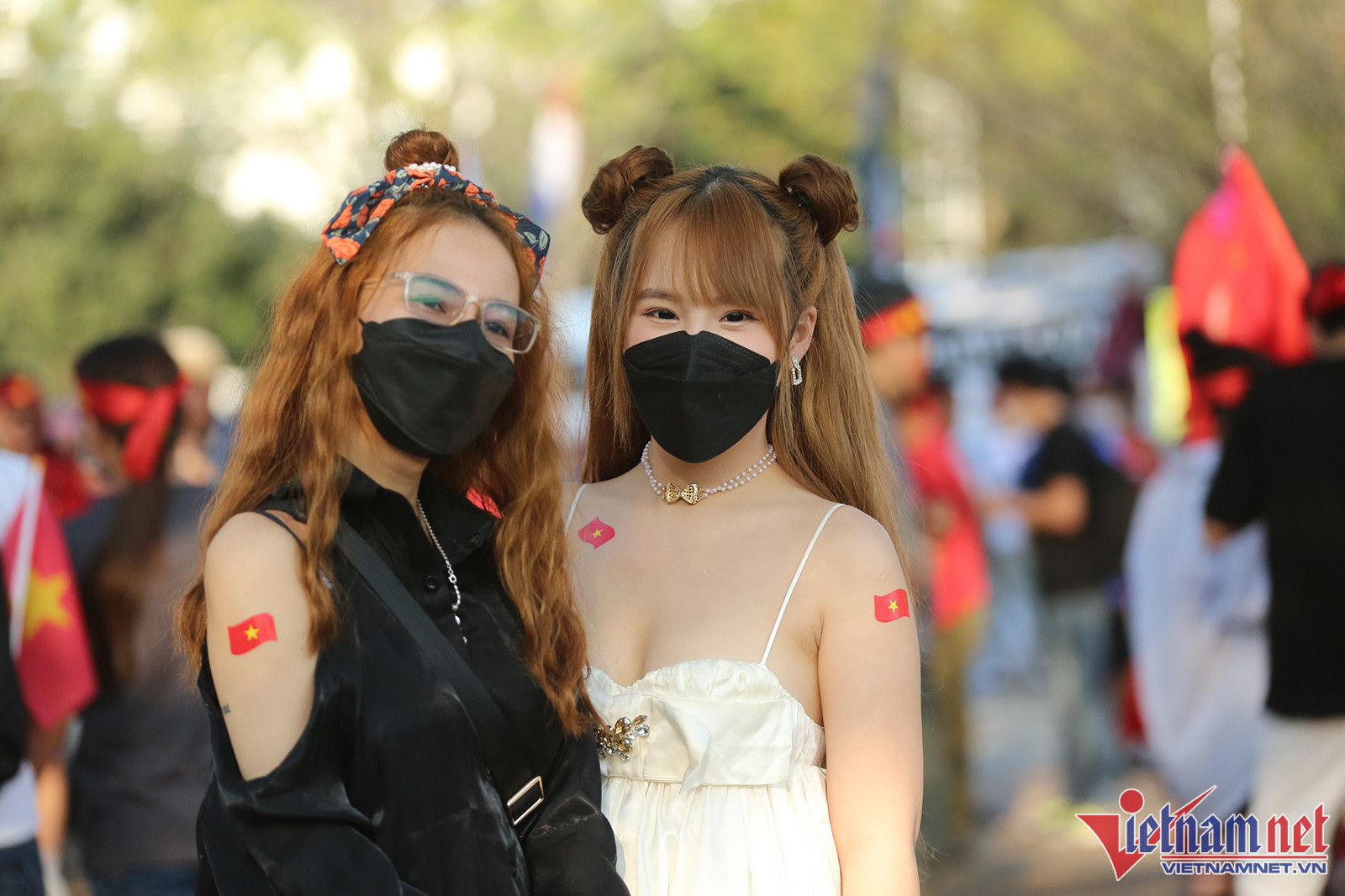 Đây là dịp để các fan nữ hai đội khoe sắc