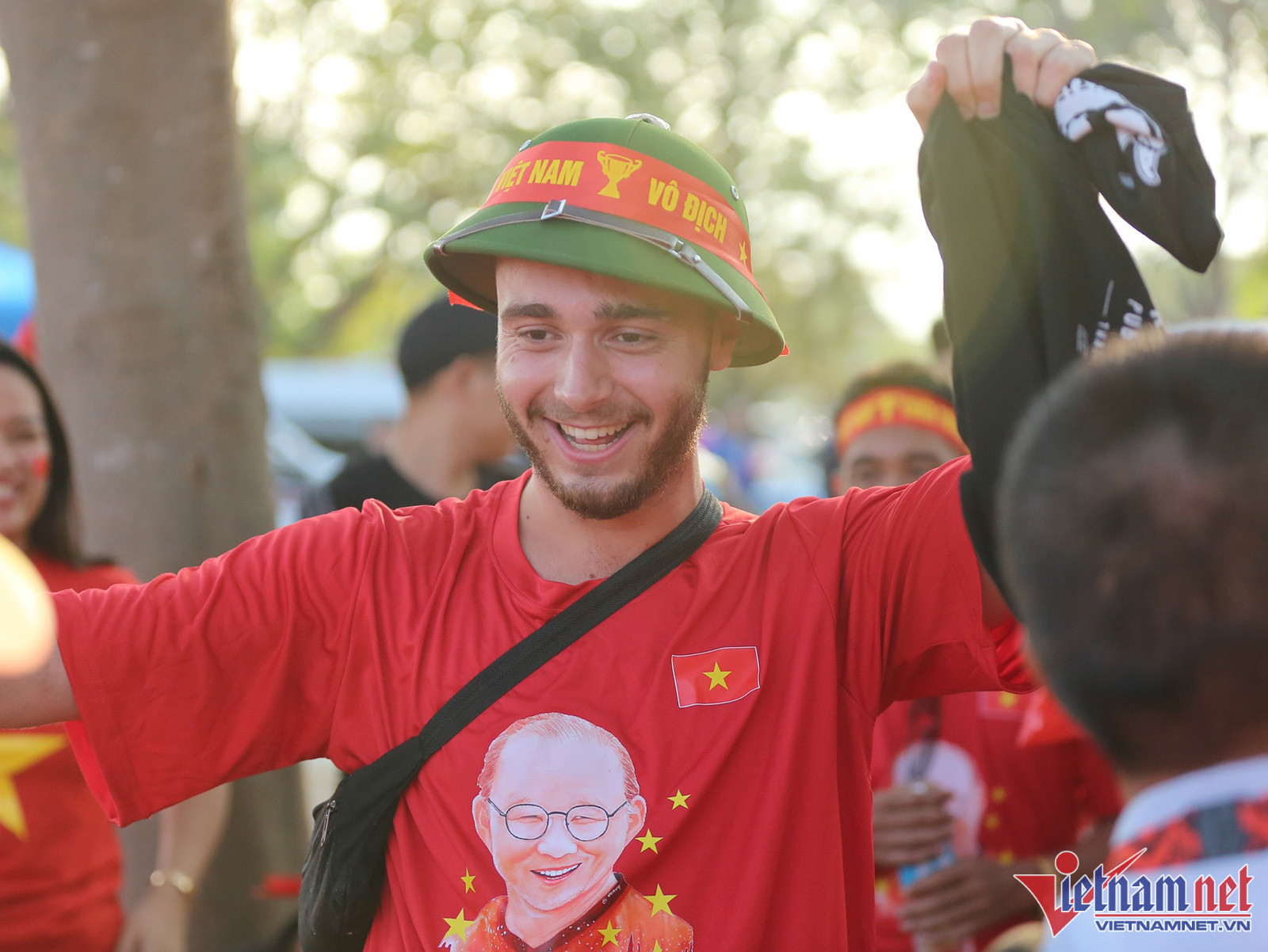 Và cả mũ cối với dòng chữ 'Việt Nam vô địch'