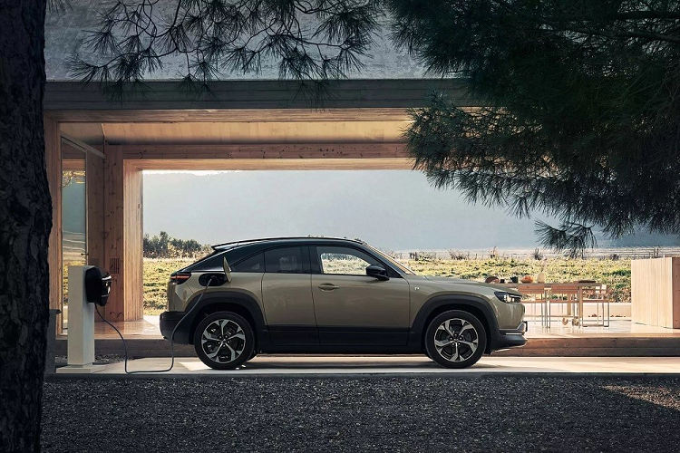 Dự kiến bán ra tại thị trường châu Âu và Bắc Mỹ trong năm nay, Mazda MX-30 e-Skyactiv R-EV 2023 trên thực tế là phiên bản plug-in hybrid của mẫu ô tô điện MX-30. MX-30 e-Skyactiv R-EV sẽ khắc phục được nhược điểm chí mạng của Mazda MX-30, đó là quãng đường di chuyển sau khi sạc pin quá ngắn.