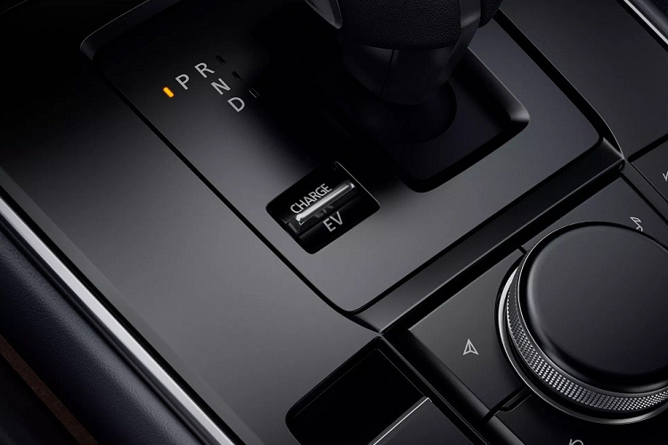 Động cơ xoay này được đặt bên dưới nắp ca-pô, bên cạnh mô-tơ điện. Tuy nhiên, động cơ không làm nhiệm vụ dẫn động cho bánh xe mà nhường hết cho mô-tơ điện. Kết hợp với bình xăng 50 lít, động cơ xoay sẽ tăng quãng đường di chuyển của Mazda MX-30 e-Skyactiv R-EV 2023 lên 600 km.