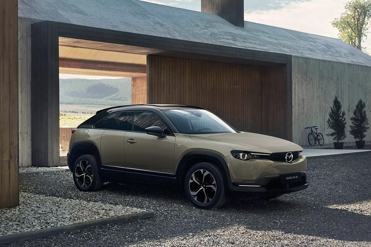 Cụ thể, Mazda MX-30 e-Skyactiv R-EV 2023 có công suất 164 mã lực và mô-men xoắn cực đại 260 Nm. Hai con số tương ứng của Mazda MX-30 phiên bản thuần điện là 143 mã lực và 271 Nm. Trong khi đó, vận tốc tối đa của xe không thay đổi, vẫn là 140 km/h. Người điều khiển Mazda MX-30 e-Skyactiv R-EV 2023 có thể chọn 1 trong 3 chế độ lái là Normal, EV và Charge.