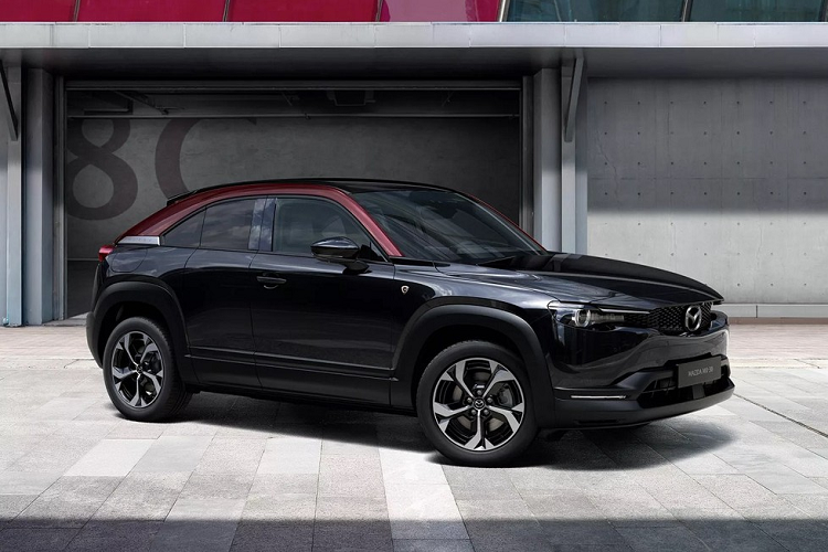 Có một điều thú vị là phiên bản plug-in hybrid mới có giá ngang bằng với Mazda MX-30 thuần điện. Mức giá xe Mazda MX-30 e-Skyactiv R-EV 2023 cho 3 phiên bản Prime-Line, Exclusive-Line và Makato với mức khởi điểm từ 31.995 Bảng (khoảng 917 triệu đồng) ở thị trường Anh.