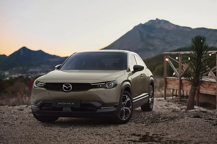 MX-30 là mẫu ôtô điện thương mại đầu tiên của hãng Mazda và đã trình làng vào năm 2019. Sau hơn 3 năm, hãng Mazda tiếp tục giới thiệu phiên bản mới của dòng SUV lai Coupe này. Ra mắt trong triển lãm Ô tô Brussels 2023 hiện đang diễn ra tại Bỉ, Mazda MX-30 2023 mới có thêm phiên bản mới mang tên e-Skyactiv R-EV.
