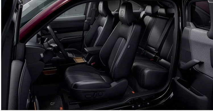 Người dùng có thể sạc pin cho Mazda MX-30 e-Skyactiv R-EV 2023 bằng cả bộ sạc chậm AC lẫn sạc nhanh DC. Với bộ sạc nhanh 36 kW, thời gian sạc đầy pin là 25 phút.So với Mazda MX-30 thuần điện, phiên bản plug-in hybrid có công suất tổng cộng lớn hơn nhưng mô-men xoắn giảm xuống.