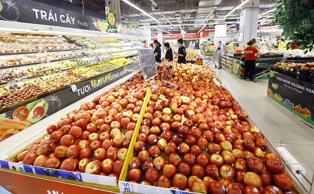 Trái cây nhập khẩu bày bán tràn ngập thị trường (Ảnh: Thu Trang)