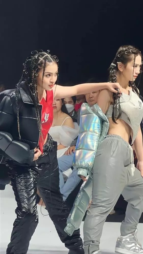 Lê Bống bị Trần Thanh Tâm kéo áo suýt ngã khi cùng làm vedette-6