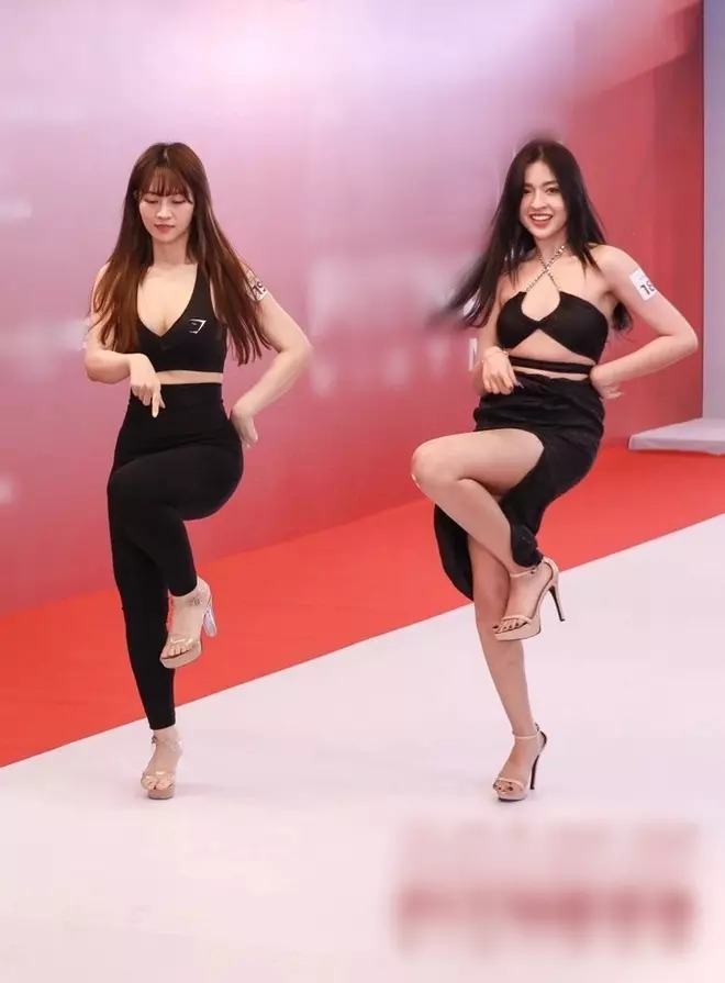 Lê Bống bị Trần Thanh Tâm kéo áo suýt ngã khi cùng làm vedette-8