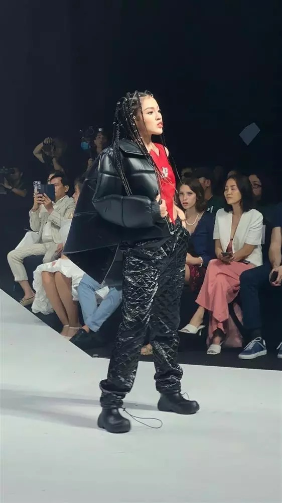 Lê Bống bị Trần Thanh Tâm kéo áo suýt ngã khi cùng làm vedette-10