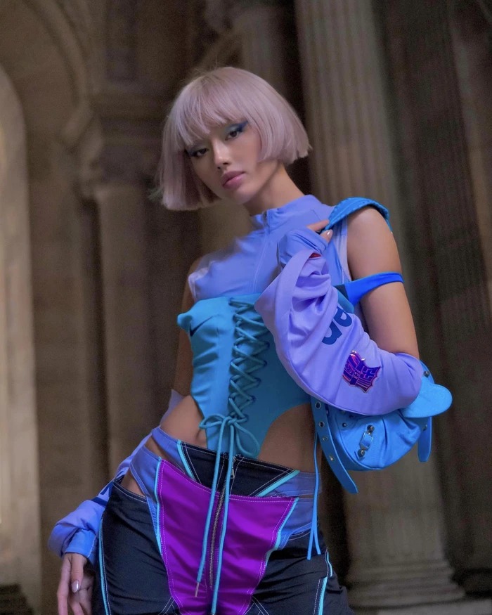 Từng bị nhiều người cho rằng có nhiều điểm tương đồng với hotgirl Tâm Tít, cô nàng đã quyết định đặt nghệ danh từ tên thật là Khánh Linh chuyển sang Cô Em Trendy