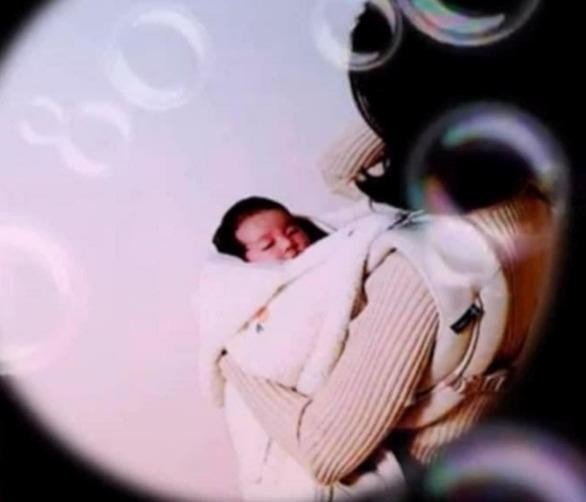 Hình ảnh khuôn mặt đáng yêu của con trai Hyun Bin và Son Ye Jin.