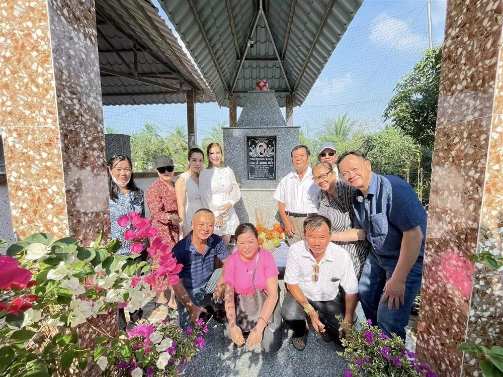 Mọi người viếng thăm nơi an nghỉ của cố ca sĩ.