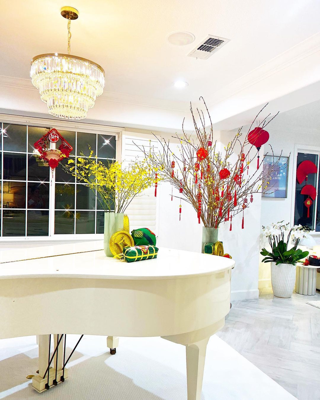 Hoa hậu Phạm Hương ở Mỹ cũng trang trí nhà, tạo hương sắc Tết Việt trong không gian sống của mình.