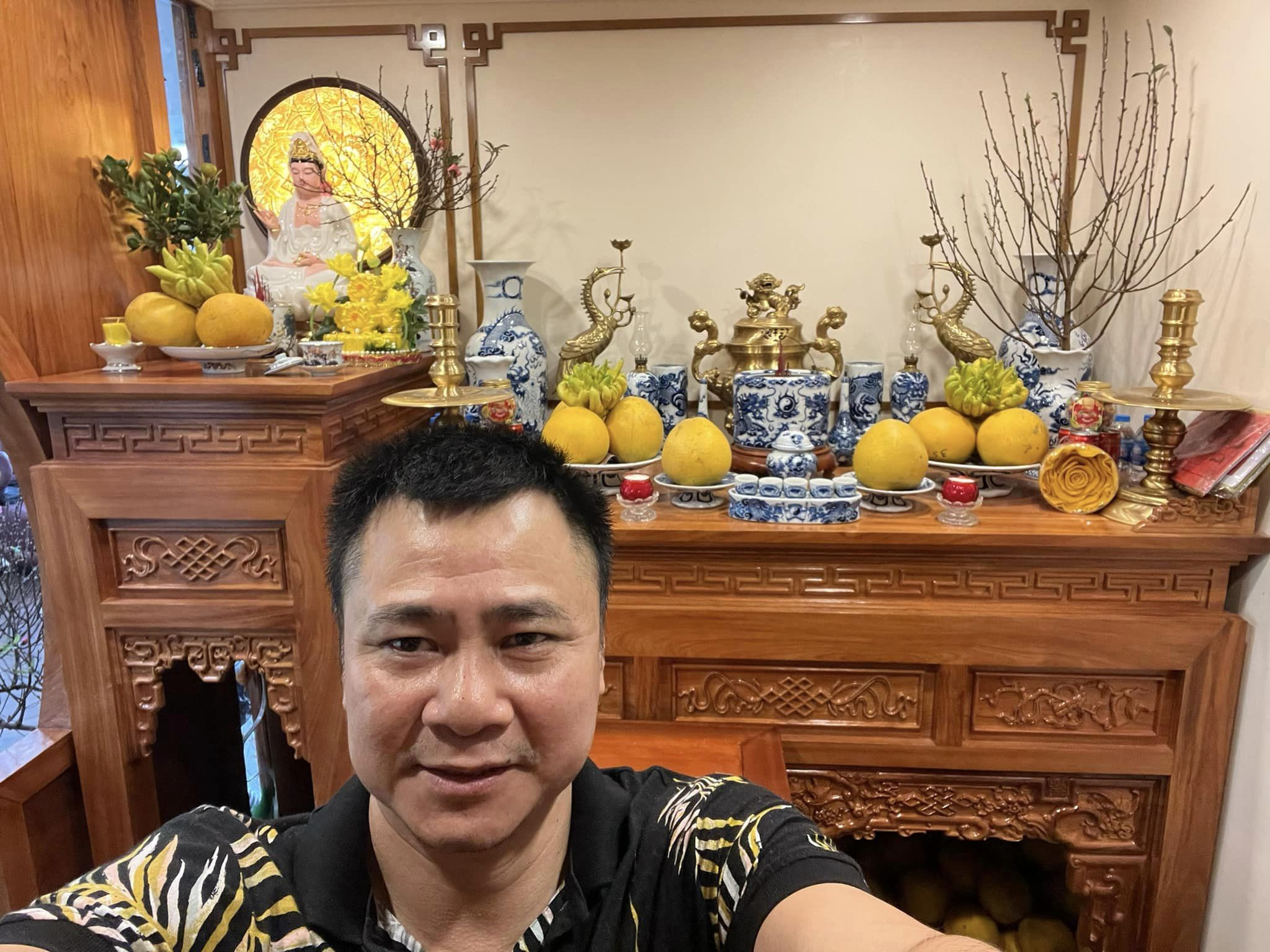 Bàn thờ được Tự Long sắp xếp chỉn chu, cẩn thận theo đúng văn hóa truyền thống của người Việt. 