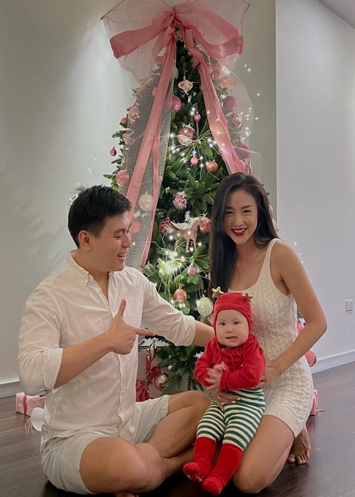 Salim chia sẻ về hôn nhân với Hải Long: “Kể từ khi hai người thật sự trở thành người thân kể từ lúc đó, tình yêu đã không còn sức hấp dẫn nữa. Sự rung động con tim cũng chẳng sánh bằng sự an nhàn, thoải mái này. Đó là một buổi chiều ngắm hai ba con, là câu hỏi tối nay ăn gì hay là hạnh phúc khi nhìn thấy Pam lớn từng ngày mà càng ngày càng giống hệt ba (dù hai cái lúm đồng xu biến mất tiêu). Sự đồng hành ấm áp này đã vượt qua cả sự kỳ vọng về tình yêu...