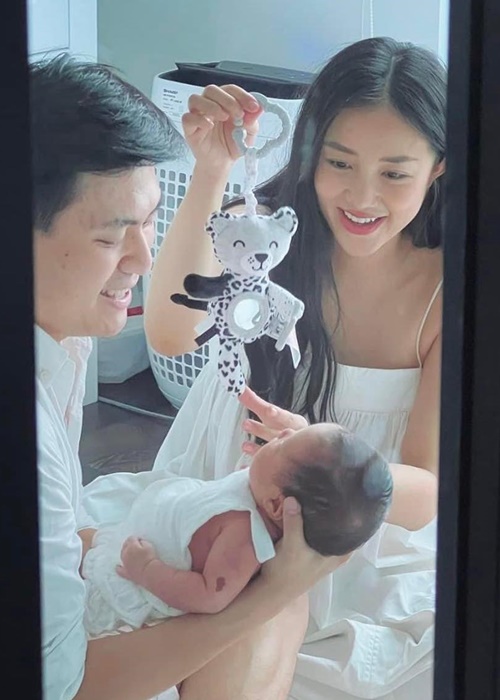 Salim cho biết, ngay từ khi chào đời Pamela đã có vết bớt trên tay và cô cũng có một vết bớt ở vị trí tương tự.