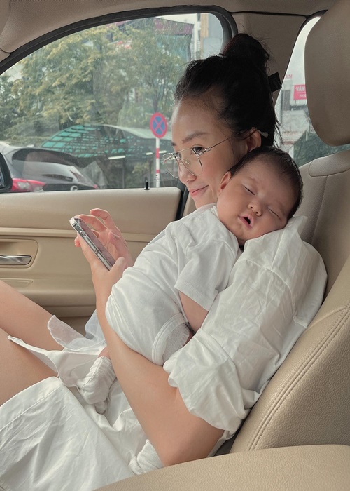 Con gái Salim càng lớn càng đáng yêu.