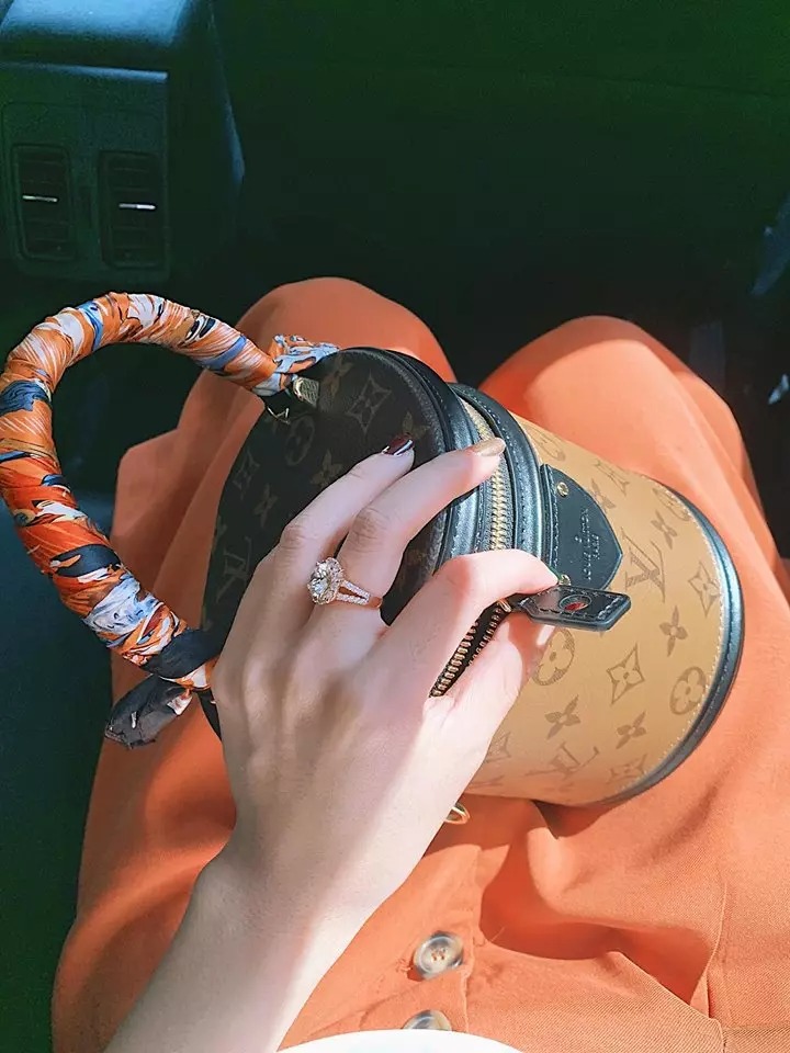 Khoe chiếc túi 54 triệu nhưng Midu không quên show luôn chiếc nhẫn kim cương cỡ lớn trên tay.