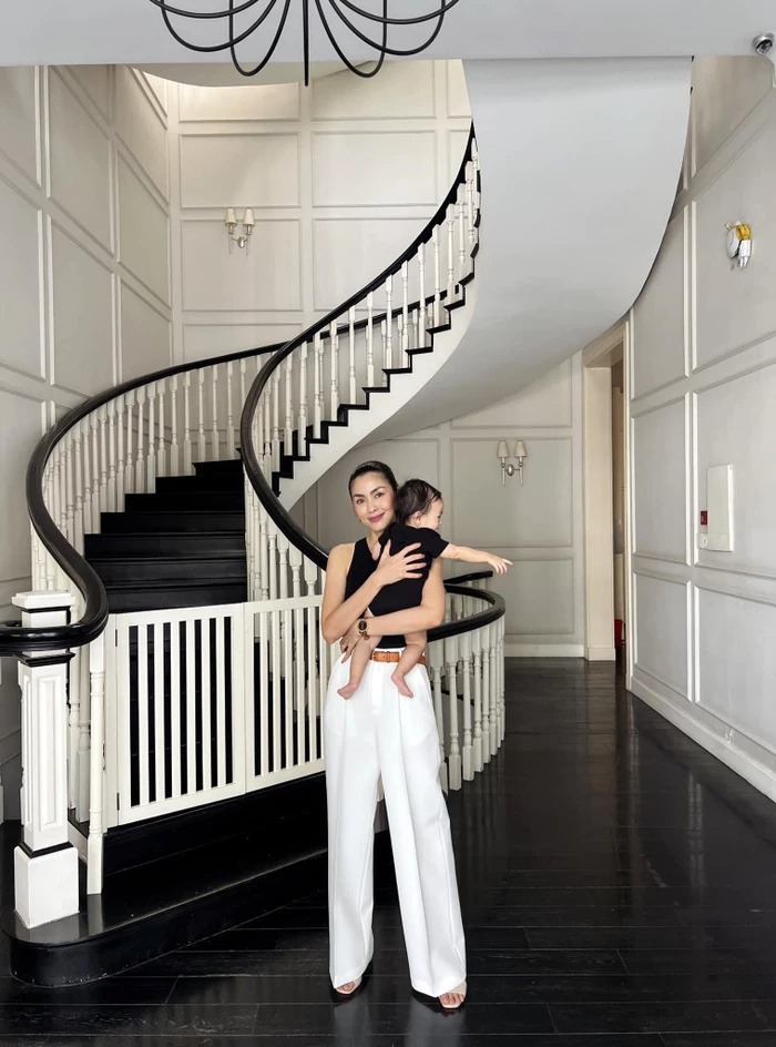 Hình ảnh người đẹp bế nhóc tỳ thứ ba. Vào tháng 12 năm 2021 cô bất ngờ thông báo về việc hạ sinh lần ba thông qua ảnh chụp đầy đủ các thành việ trong gia đình tại bệnh viện