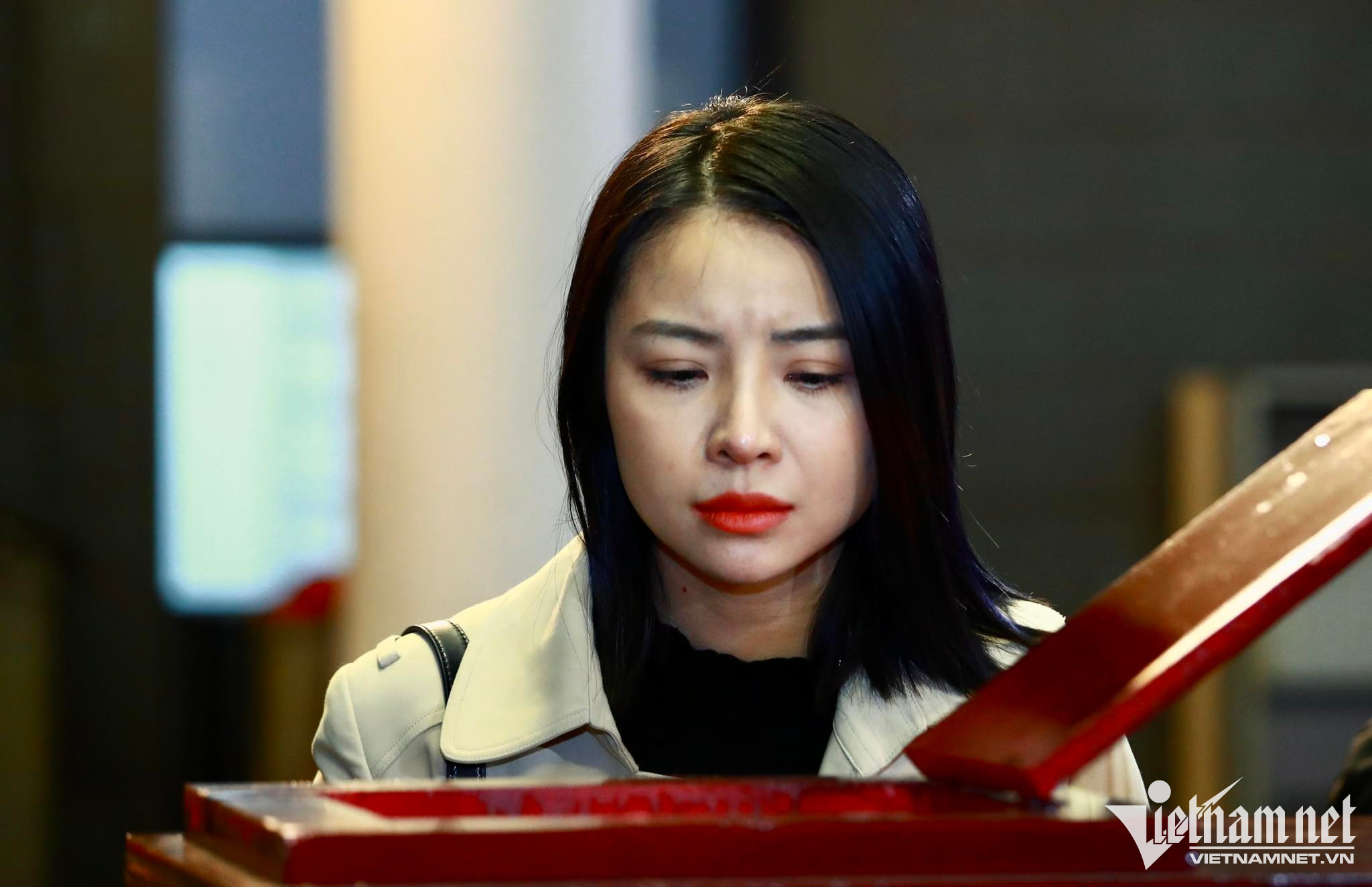 Các nghệ sĩ đến từ Nhà hát Kịch Việt Nam và Nhà hát Kịch Hà Nội: Trịnh Mai Nguyên, Mạnh Hưng, Huyền Thạch, Tít Liên.... viếng NSND Doãn Hoàng Giang.