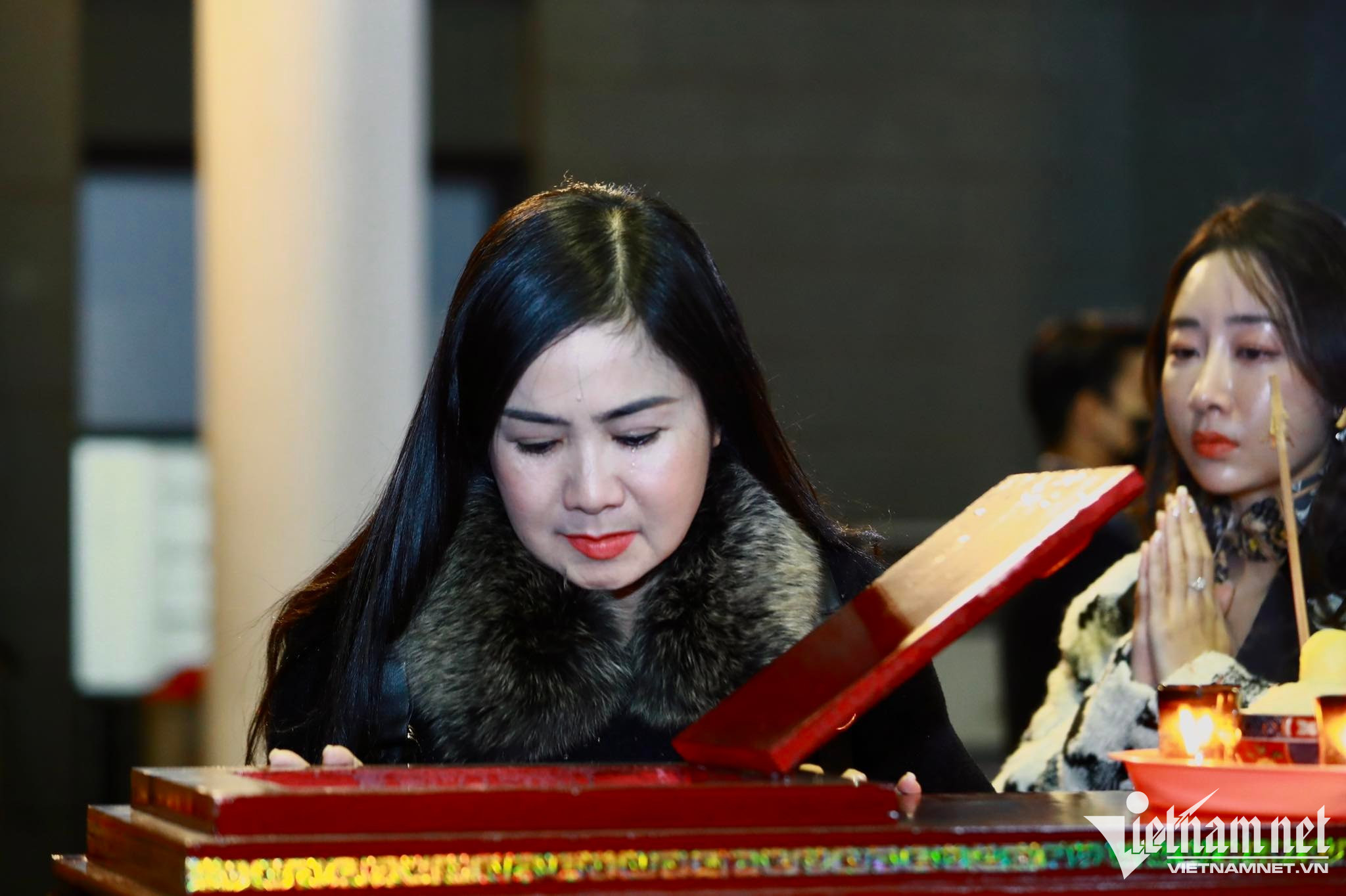 NSND Thu Hà rơi lệ trong đám tang người thầy đáng kính - NSND Doãn Hoàng Giang. 