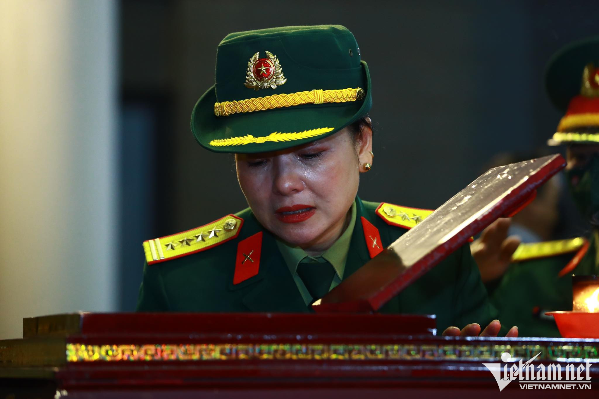 NSND Thu Quế không kìm được nước mắt trước linh cữu NSND Doãn Hoàng Giang.