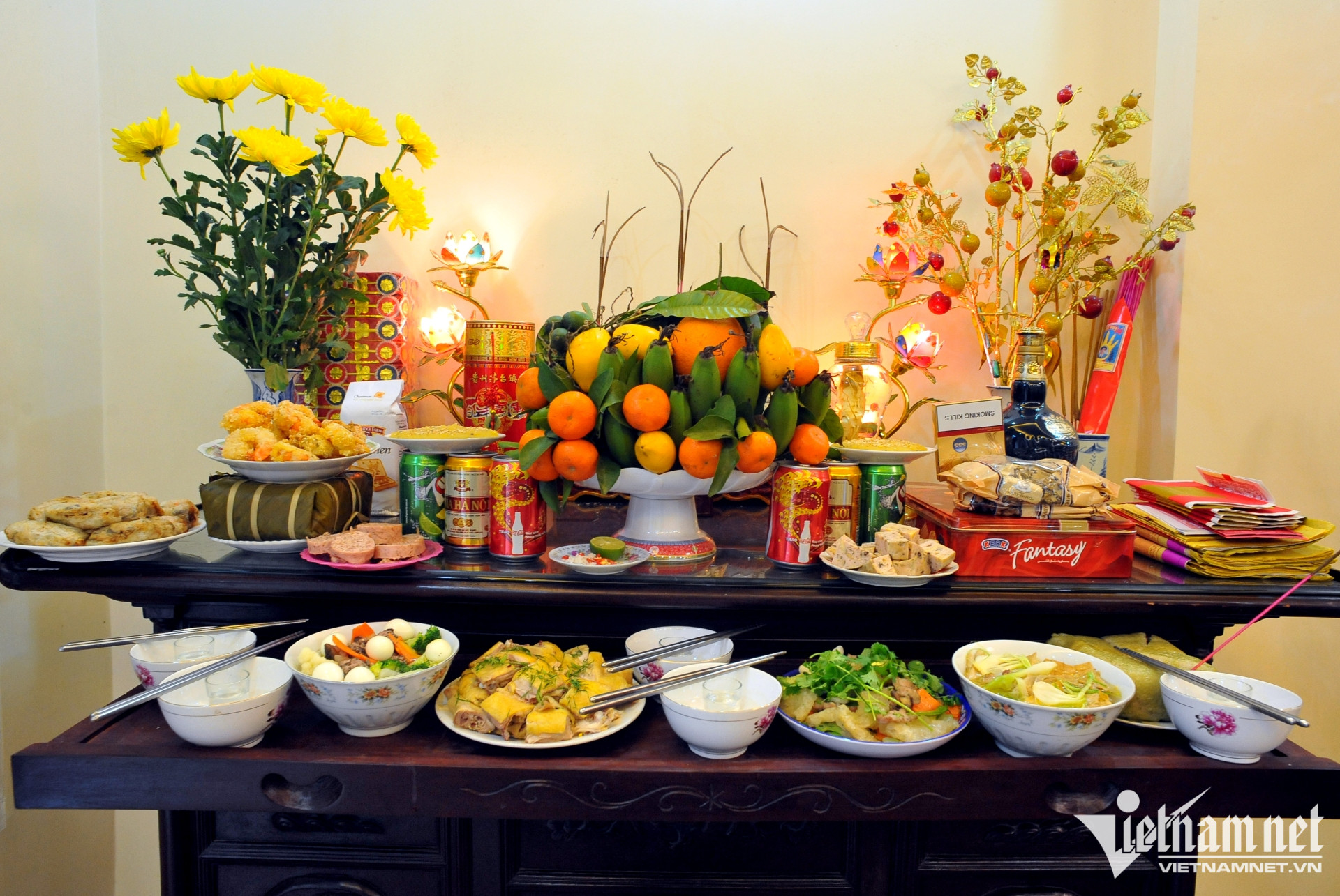 Tùy vùng miền, mâm cúng tất niên sẽ bao gồm món ăn, hoa trái khác nhau. (Ảnh: Hoàng Hà)