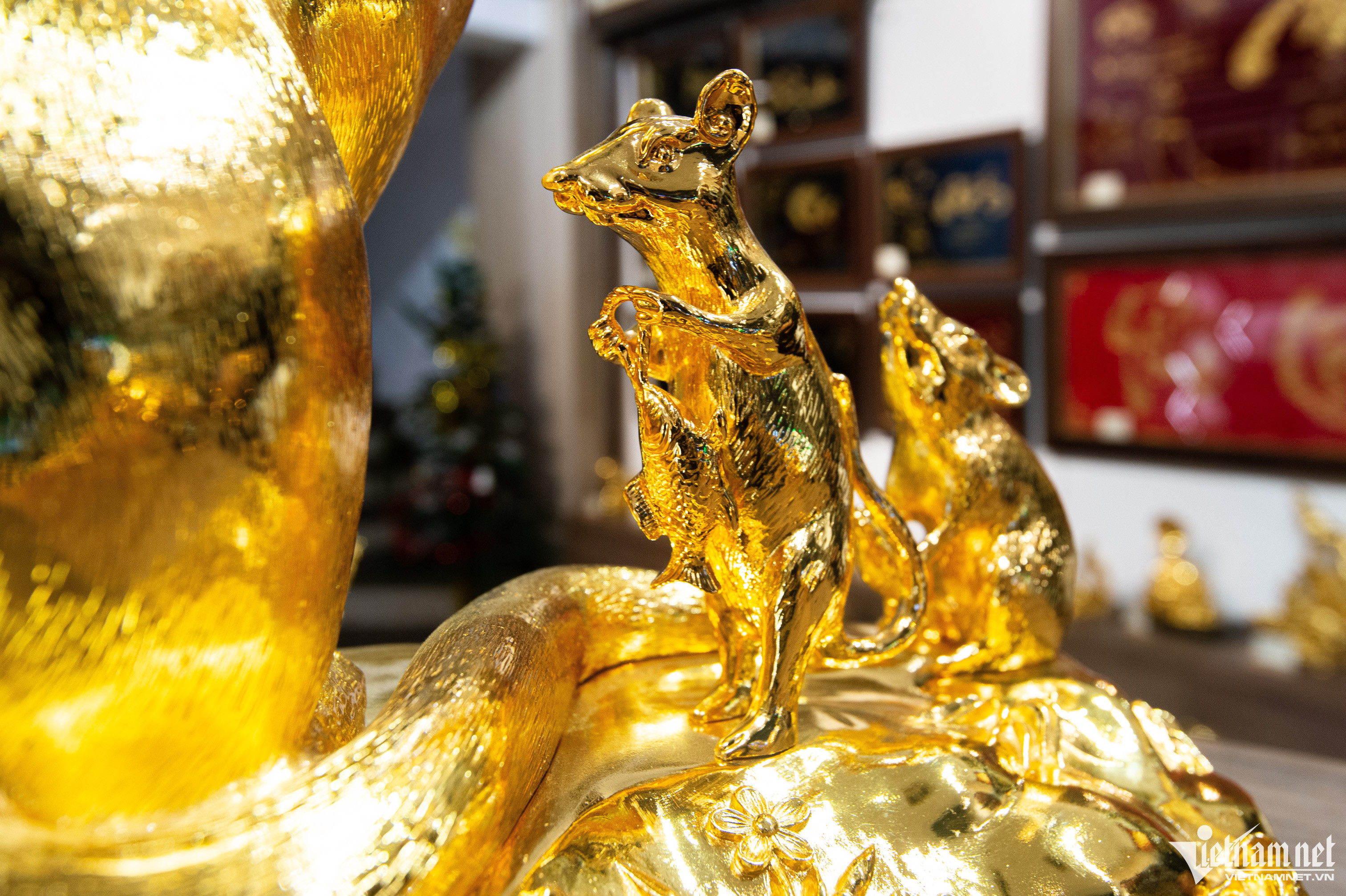 Mẫu tượng mèo Thụ đáo được thiết kế tỉ mỉ, lấy cảm hứng từ bức tranh đám cưới chuột trong dân gian. Hình ảnh chuột mang lễ cống cho mèo có ý nghĩa về sự dĩ hòa vi quý, thỏa thuận cùng chung sống của hai loài vật vốn tương khắc nhau. Đây cũng là sản phẩm đắt nhất tại cửa hàng, giá 55 triệu đồng. 