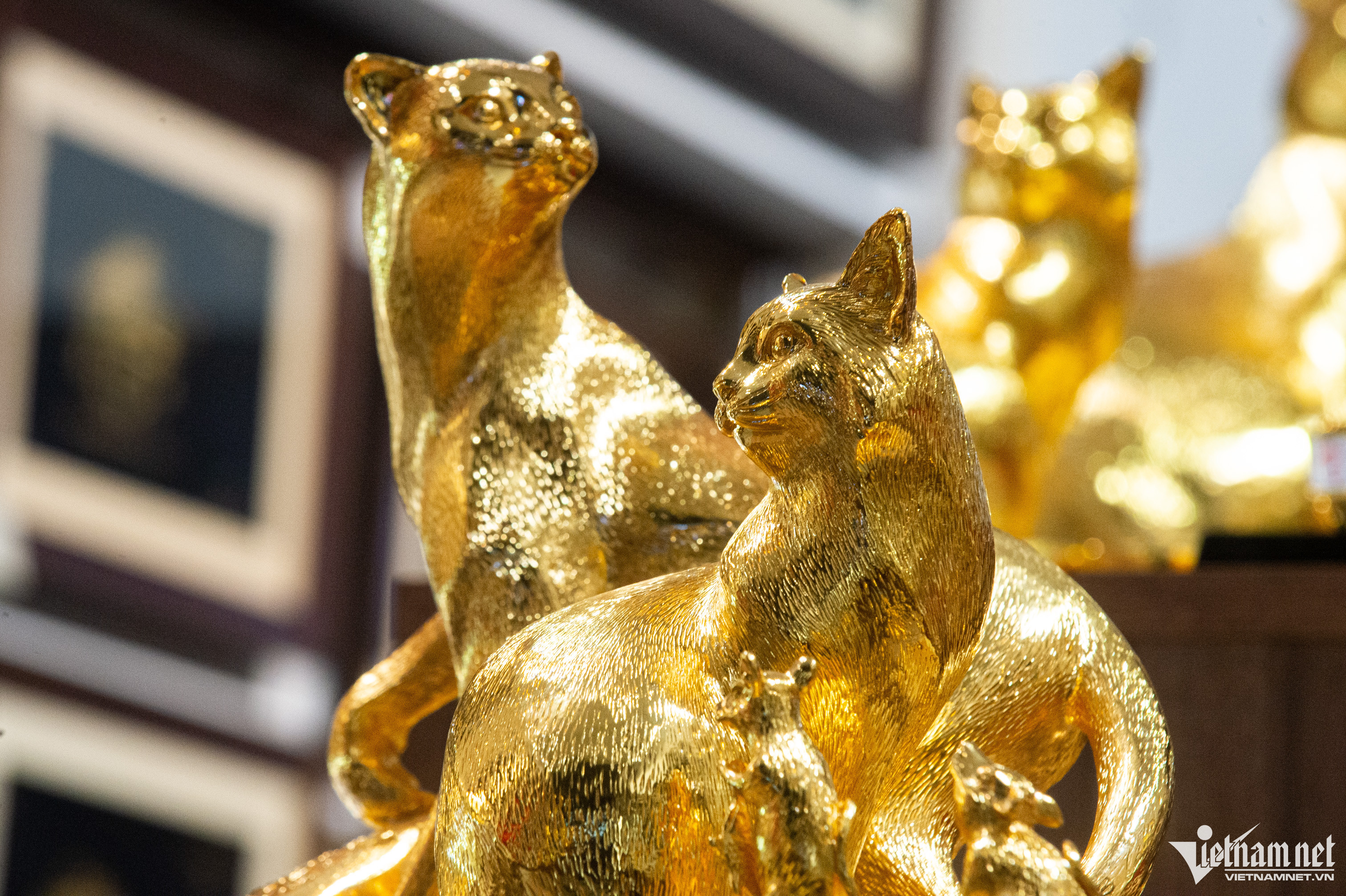 Mẫu tượng mèo Linh miêu, thể hiện đặc tính nhanh nhẹn với tư thế đứng uyển chuyển, khoan thai và đầy tự tin. Loại sản phẩm này có ba kích thước với chiều cao từ 18 đến 30cm, giá từ 5 đến 25 triệu đồng.