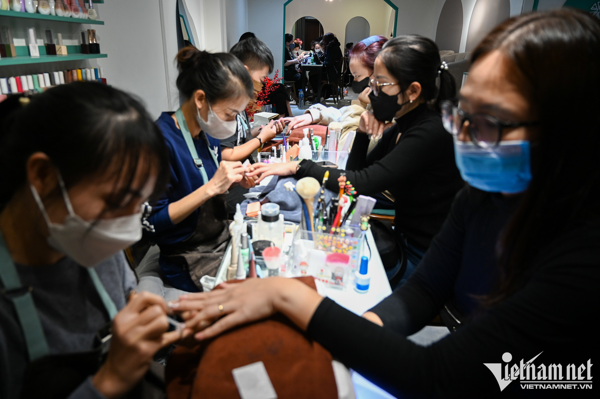 Theo chị Cải, quản lý tiệm nail trên phố Đặng Văn Ngữ (quận Đống Đa), lượng khách làm móng tăng đột biến từ 2 tuần trước. Tiệm có đến 10 nhân viên, mỗi ngày có thể làm hơn 100 bộ móng. Tuy nhiên để đảm bảo dịch vụ, tiệm chỉ nhận khách đặt hàng trước trong thời gian này đồng thời từ chối khách vãng lai. Chị Cải cho biết, hôm nay (28 Tết) tiệm đã kín khách từ 8h đến 23h.