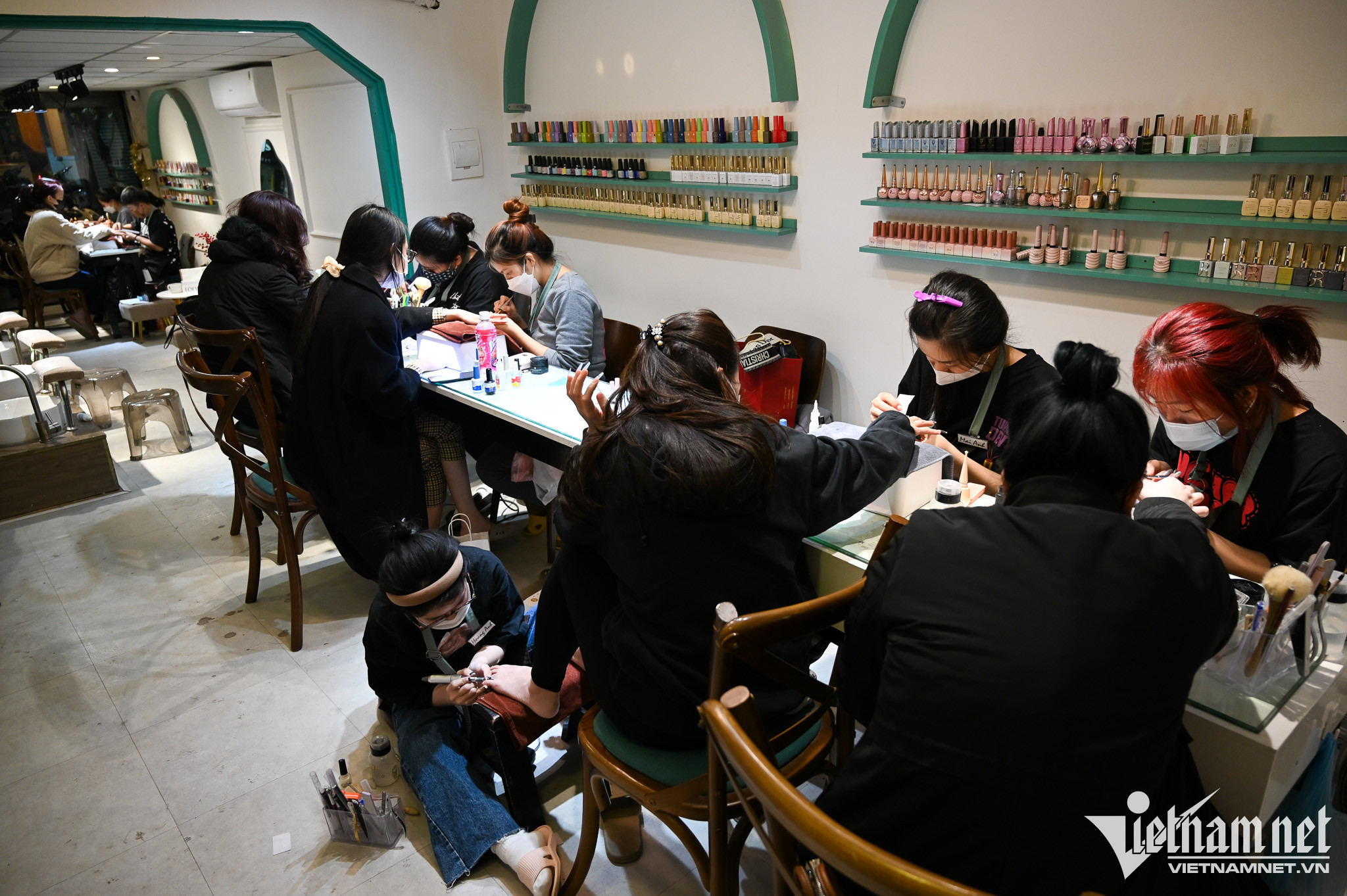 Ngoài cắt tóc thì dịch vụ làm nail cũng không kém phần nhộn nhịp. Nhiều người có tâm lý đợi sát Tết mới làm móng để giữ được độ bền đẹp và phần móng mới chưa mọc ra quá nhiều, do đó các tiệm làm móng đang quá tải. 