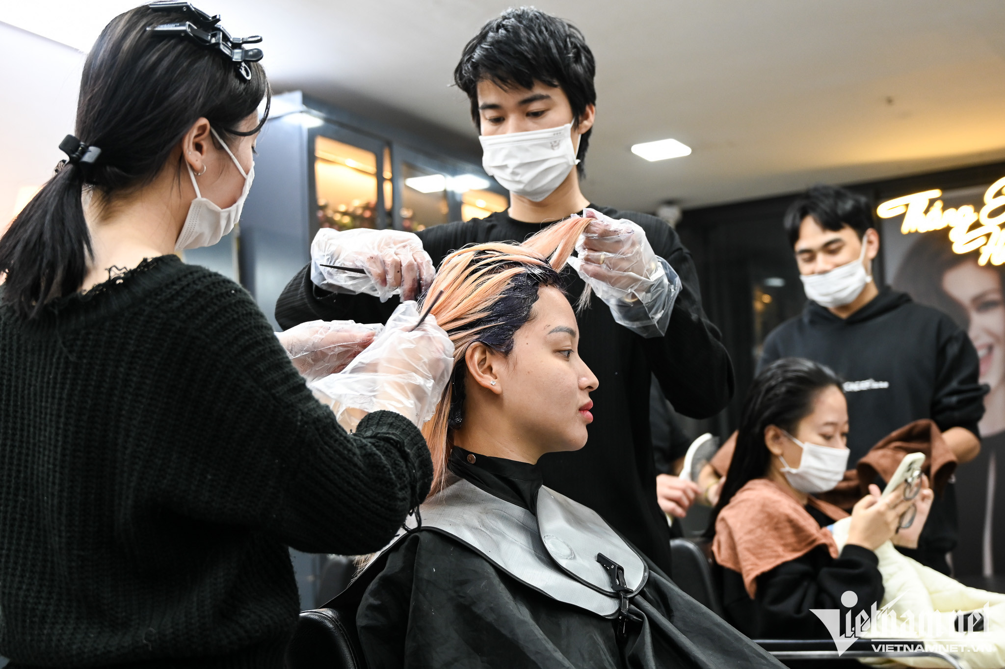 Uốn tóc, nhuộm, tẩy là loại dịch vụ được các chị em yêu thích và kết hợp nhiều nhất. Thời gian làm cho mỗi khách có thể lên đến gần 10 tiếng. Đến quán từ 17h, Hà (quận Hoàn Kiếm) vừa làm phục hồi và chuẩn bị tẩy nhuộm các lớp sau đó sẽ cắt và uốn tạo kiểu, thời gian xong dự kiến khoảng 2h sáng hôm sau.