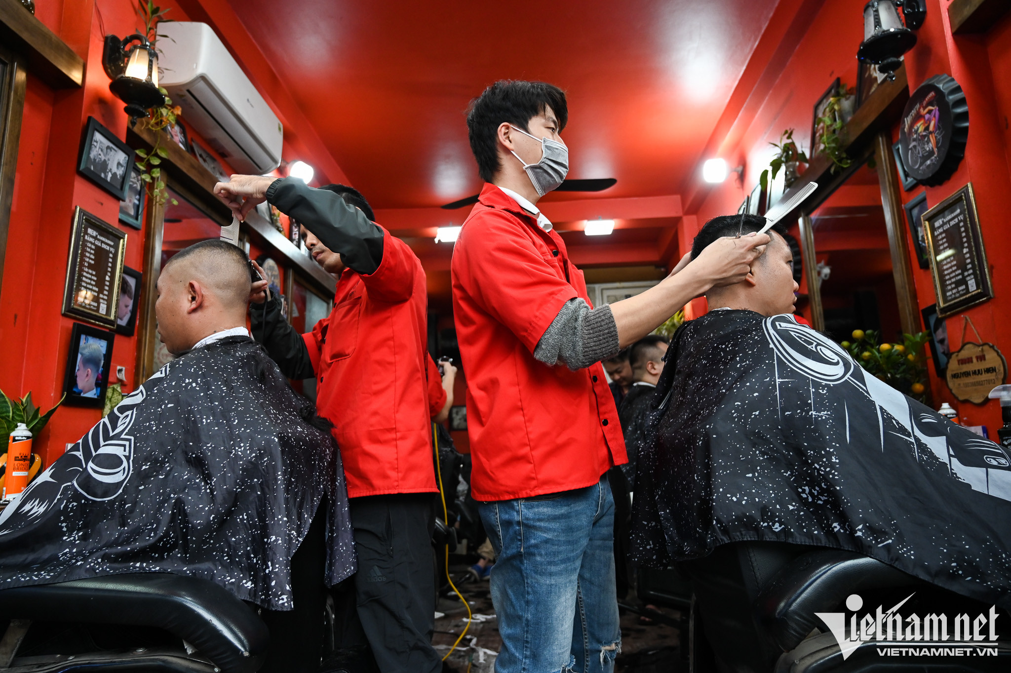 Nếu như nữ có thể làm tóc trước cả tháng thì nam giới phải đi cắt tóc vào dịp sát Tết để được đẹp và gọn nhất. Chính vì vậy, các tiệm cắt tóc nam những ngày này rất đông đúc.