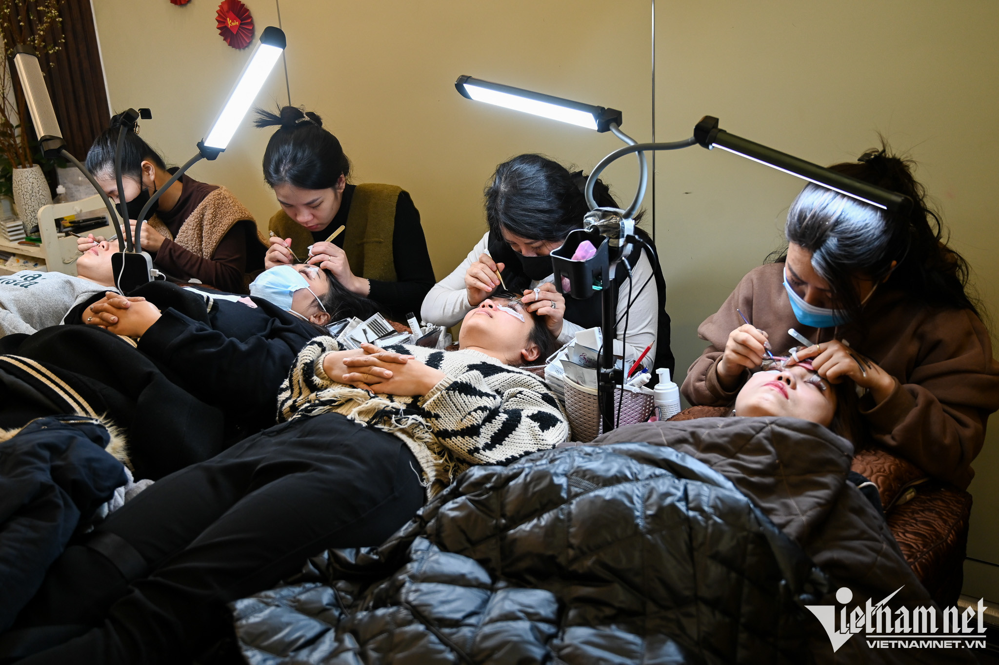 Giáp Tết cũng là thời điểm đắt khách của nhiều spa và dịch vụ làm mi. Tại spa trên đường Hào Nam, chị Hoa (chủ cửa hàng) không nhận đặt lịch của ai vì quá đông, cứ ai đến trước sẽ được phục vụ trước.