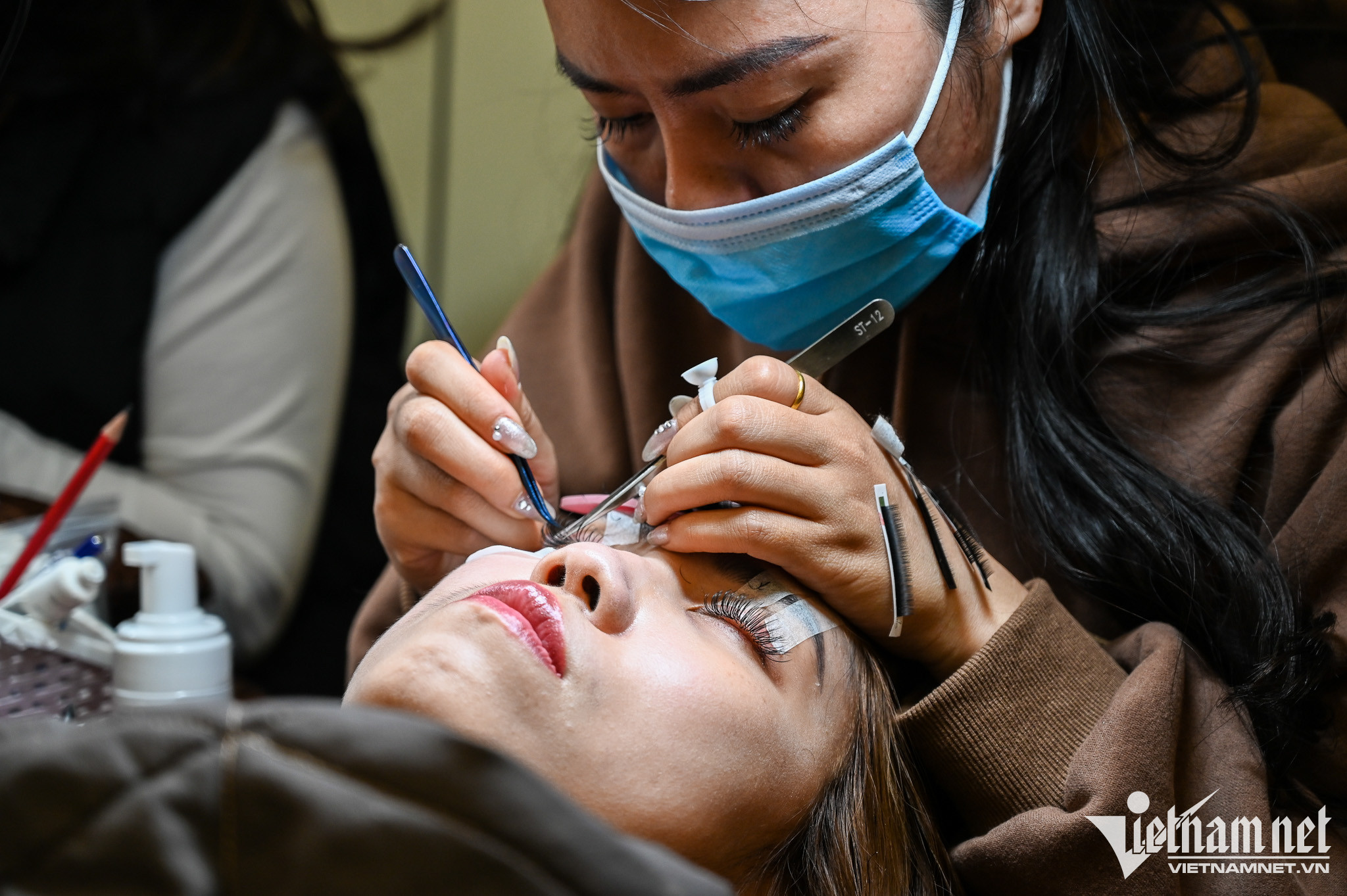 Mỗi bộ mi có giá từ 250.000 đến 500.000 đồng. Như vậy, với ba công đoạn làm tóc, mi, móng mỗi một phụ nữ dành thời gian cả ngày trời ở tiệm.