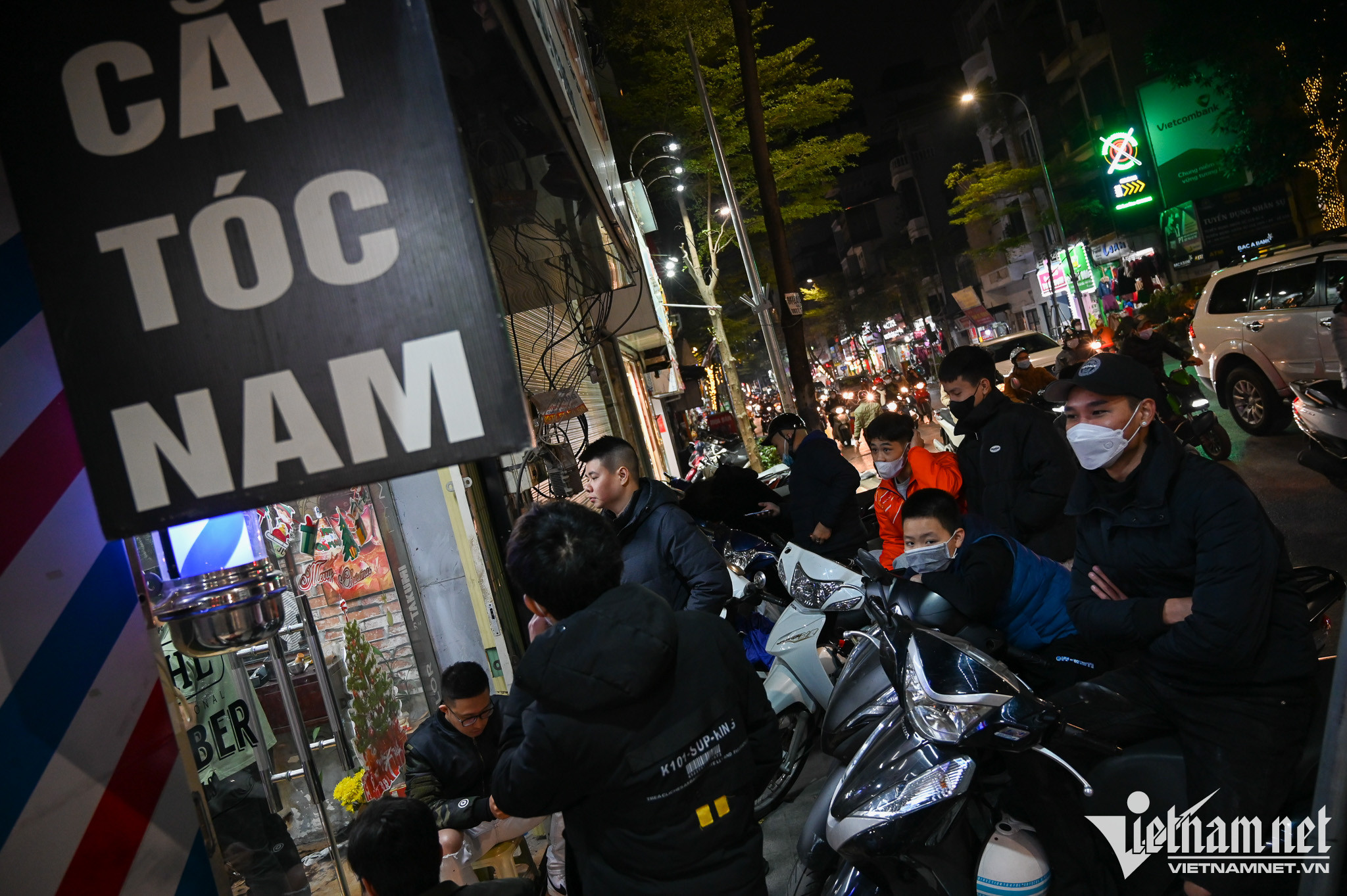 Trước đó, vào lúc 21h ngày 18/1, nhiều khách phải chờ bên ngoài cửa một tiệm tóc trên phố Khâm Thiên. Họ chủ yếu muốn có tóc đẹp để đi ăn tất niên và đón năm mới nên đã sẵn sàng chờ đợi. 