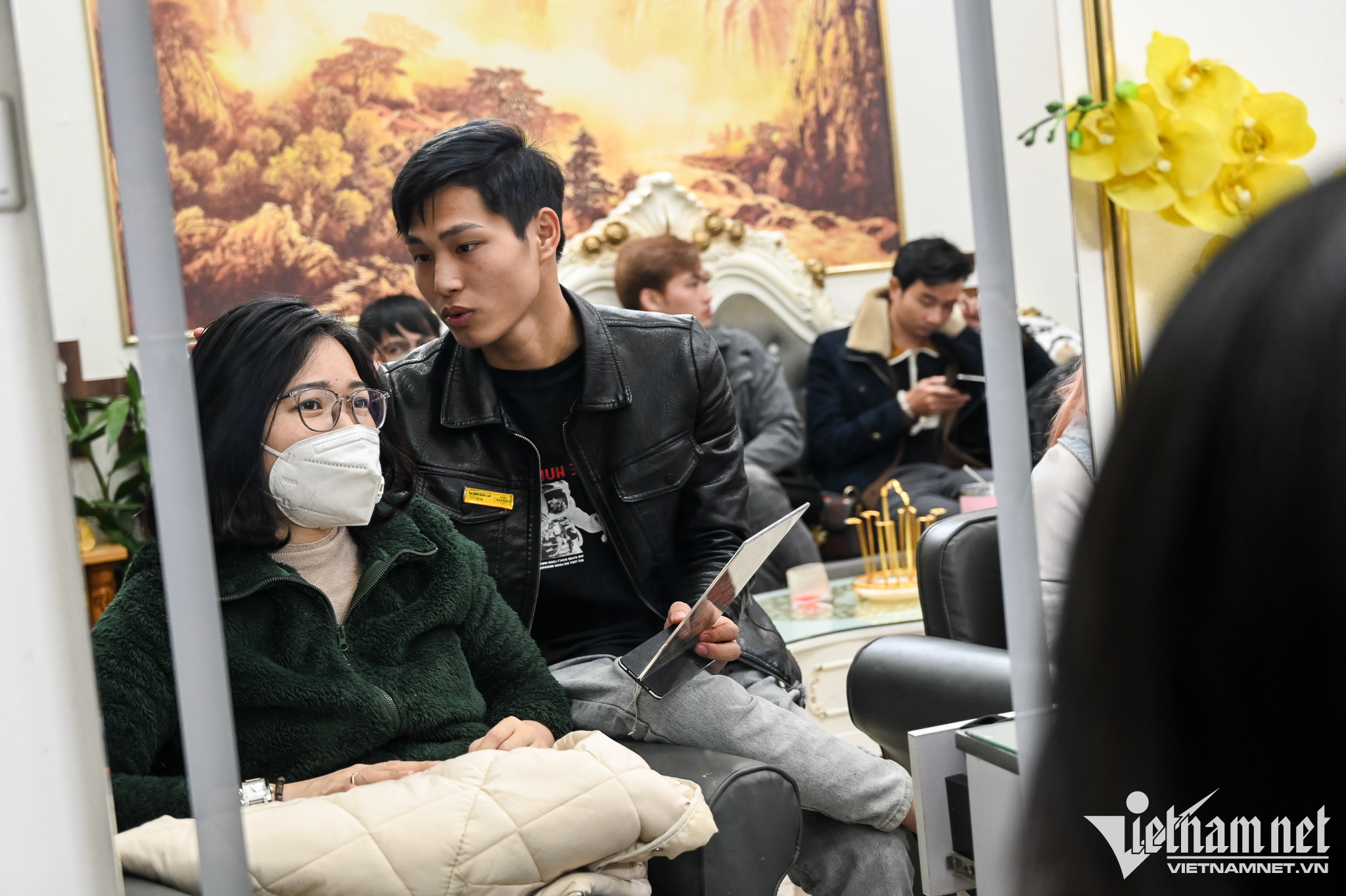 Làm trung bình 10 bộ tóc/ngày, nhân viên Xuân Thanh thu được khoảng 3-4 triệu đồng mỗi ngày trong dịp lễ. Đón khách từ 8h, tất bật cho đến khi không còn ai, giờ giấc sinh hoạt của các thợ tóc luôn bị đảo lộn, việc phải ăn trưa lúc 14h-15h là điều bình thường. 