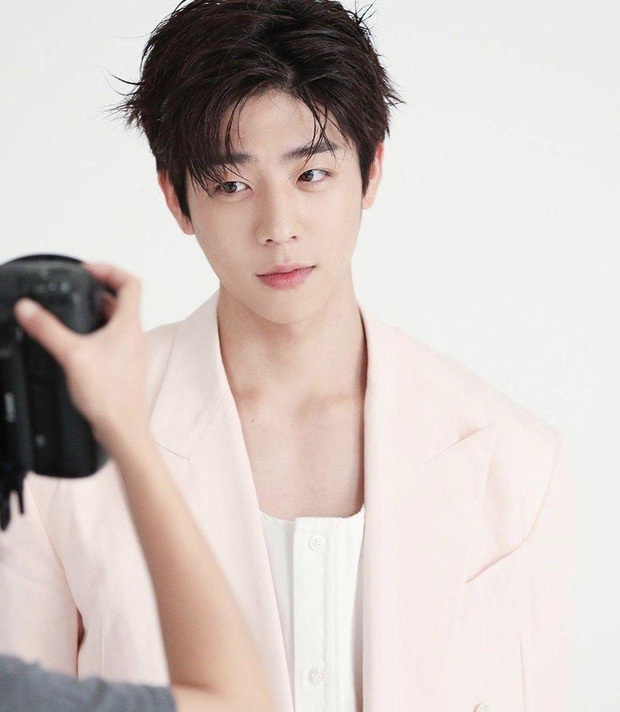 Chae Jong Hyeop có sức khỏe yếu và được miễn nghĩa vụ quân sự