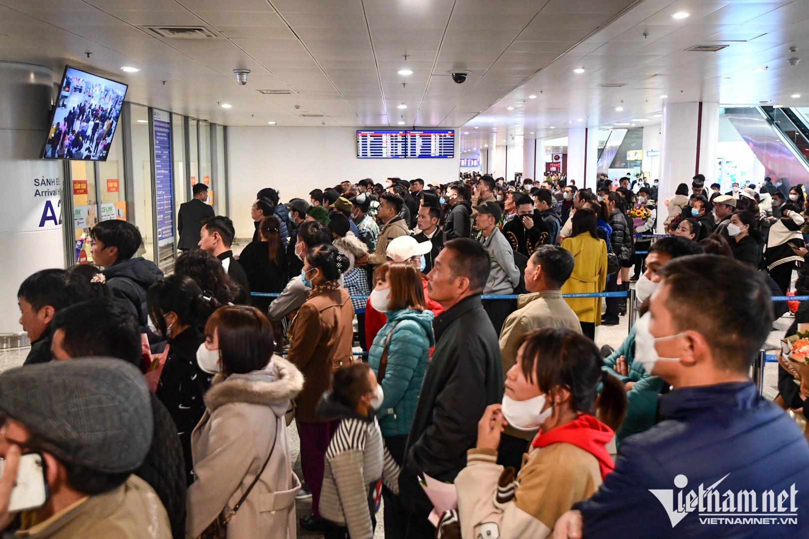 Tại cả hai sảnh đến A1 và A2, hàng trăm người tập trung chờ đón thân nhân từ nước ngoài về quê ăn Tết.