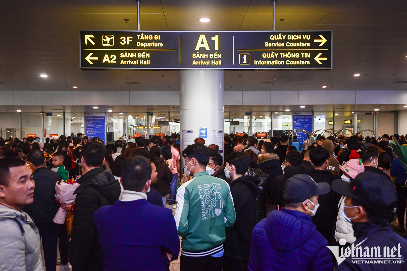 Hình ảnh này đã diễn ra vài ngày nay và lặp đi lặp lại từ chiều đến tối muộn. So với dịp Tết Nhâm Dần bị ảnh hưởng bởi dịch bệnh Covid-19, năm nay lượng khách tại nhà ga quốc tế tăng hơn rất nhiều. 