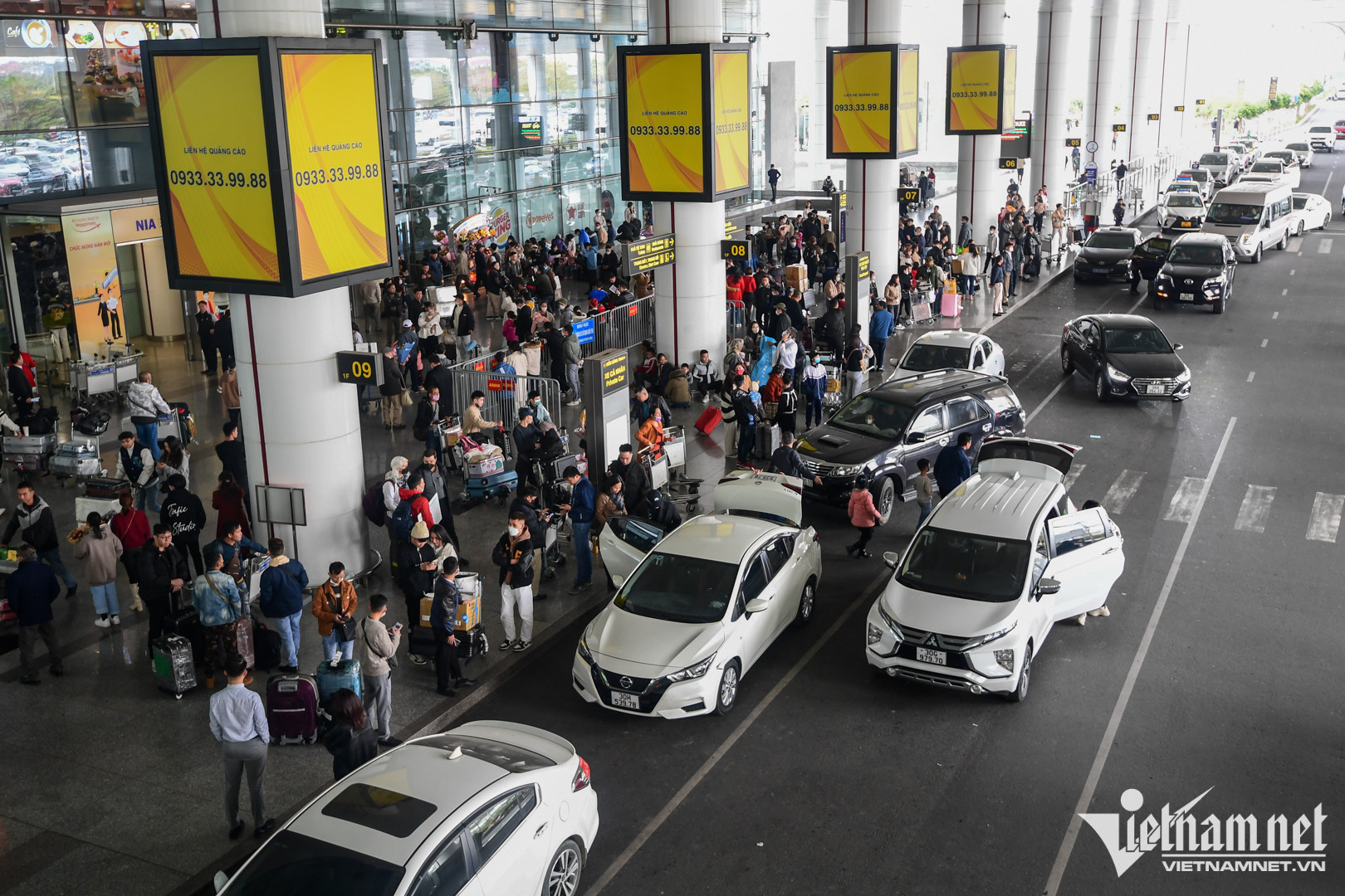 Chiều 18/1 (27 tháng Chạp), khu vực đón khách của xe cá nhân từ 15h - 20h trong cảnh ô tô đỗ thành hai hàng liên tục.