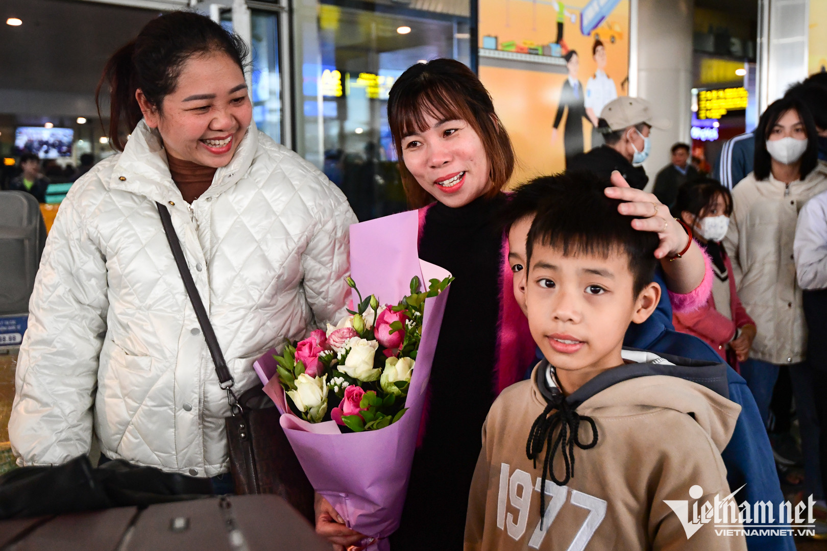 Chị Loan (công nhân tại Cộng hòa Séc đã hơn 15 năm) rơm rớm nước mắt trong giây phút gặp lại hai cậu con trai. 