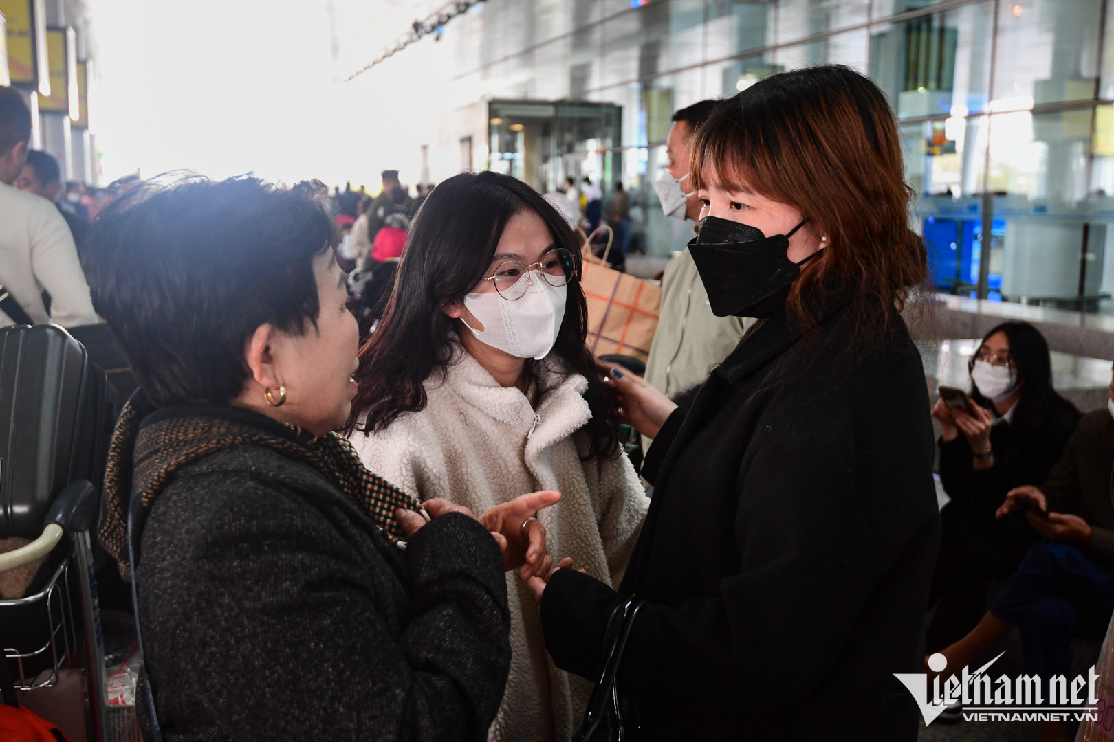 Chị Phan Yến cùng chồng đi Hàn Quốc đến nay đã 17 năm. Suốt thời gian này chị phải gửi con gái của mình cho ông bà nội chăm sóc. Ngay khi gặp, cô bé vui mừng ôm lấy mẹ. Dự định dịp Tết này người phụ nữ sẽ ở nhà cùng gia đình trong vòng 2 tuần rồi mới trở lại xứ kim chi.