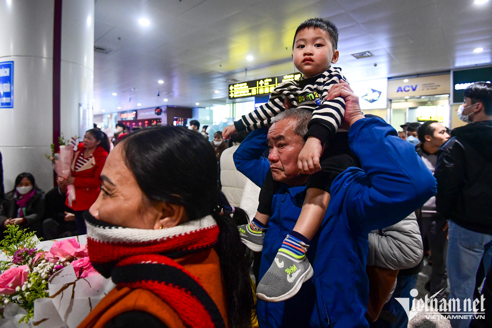 Cả gia đình ông Đinh Văn Quế từ Thanh Hóa đến sân bay Nội Bài để đón con đi du học Hàn Quốc trở về, nhưng sau 2 tiếng vẫn chưa thấy cô gái đi ra. 