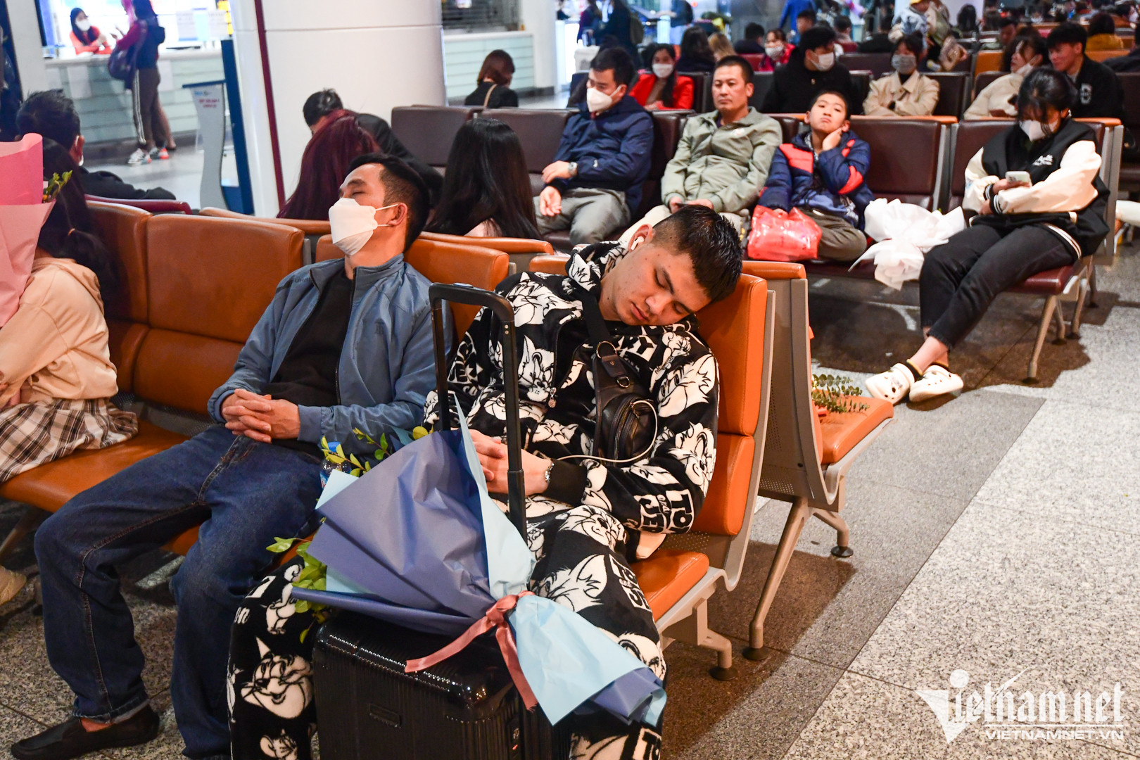 Cảnh chờ đợi đông đúc, nhiều chuyến hạ cánh muộn hơn dự định nhiều giờ khiến nhiều người phải vật vờ, ngủ gục.