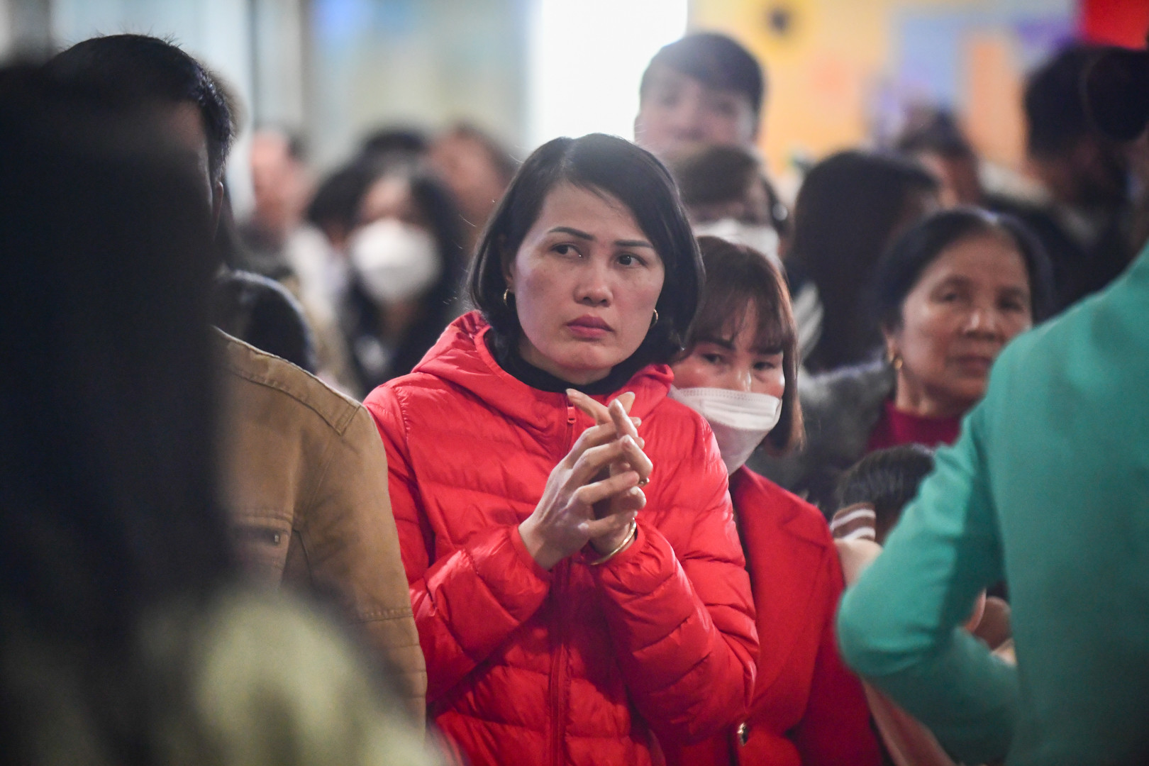 Chị Phạm Thị Chiến tỏ ra bất an vì chờ đợi nhiều giờ vẫn chưa thấy con gái từ Nhật Bản trở về. 