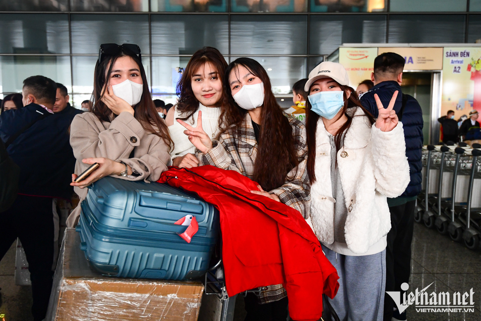 Đây là lần đầu tiên Ngà (áo kẻ) trở về quê sau 3 năm xuất khẩu lao động tại Nhật Bản. 