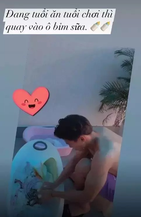 Nam cầu thủ là ông bố đảm đang.