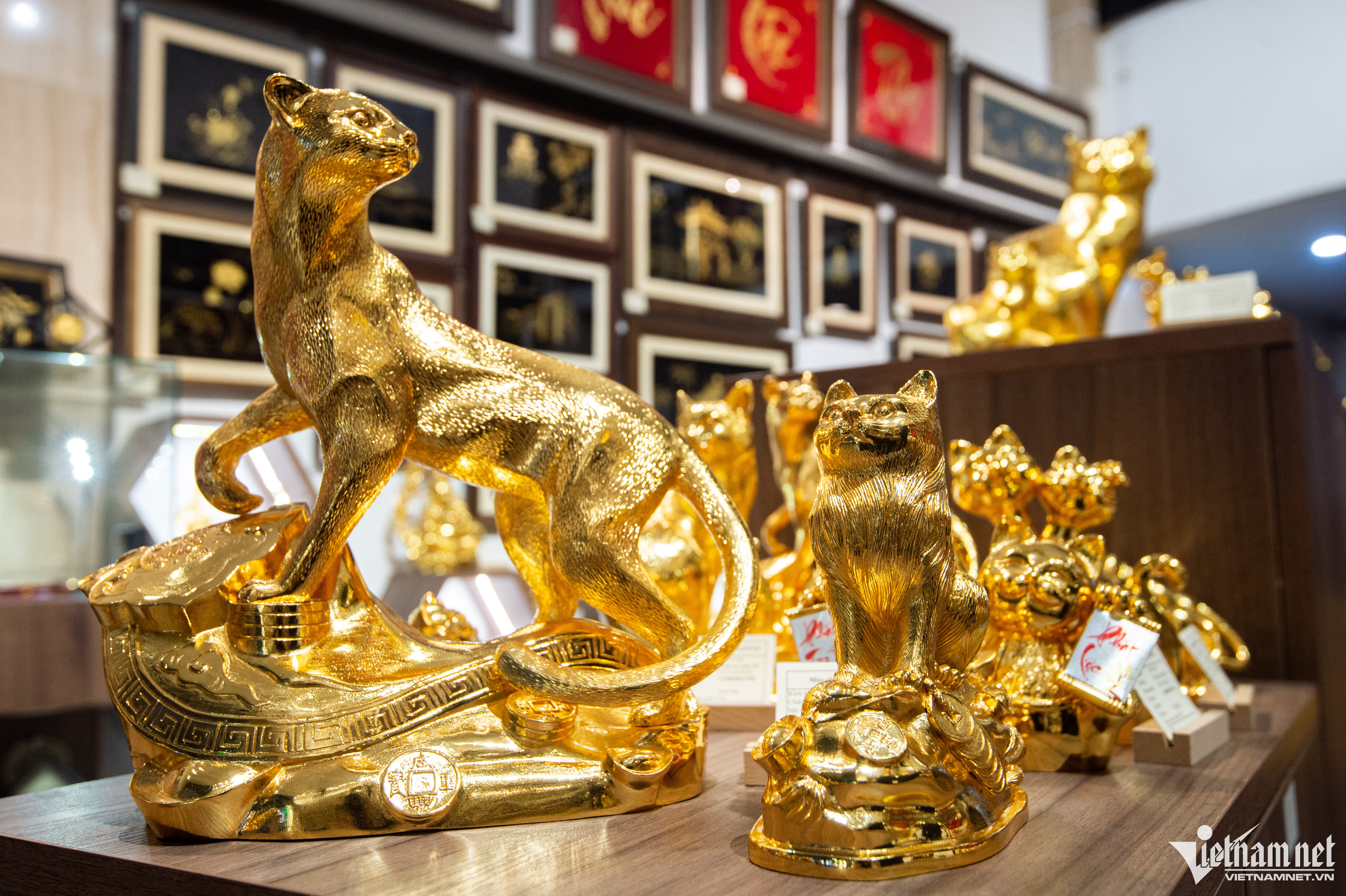 Thời điểm cận Tết Quý Mão, thị trường quà tặng tại Hà Nội xuất hiện nhiều loại tượng mèo mạ vàng 24K, khá đa dạng mẫu mã. 