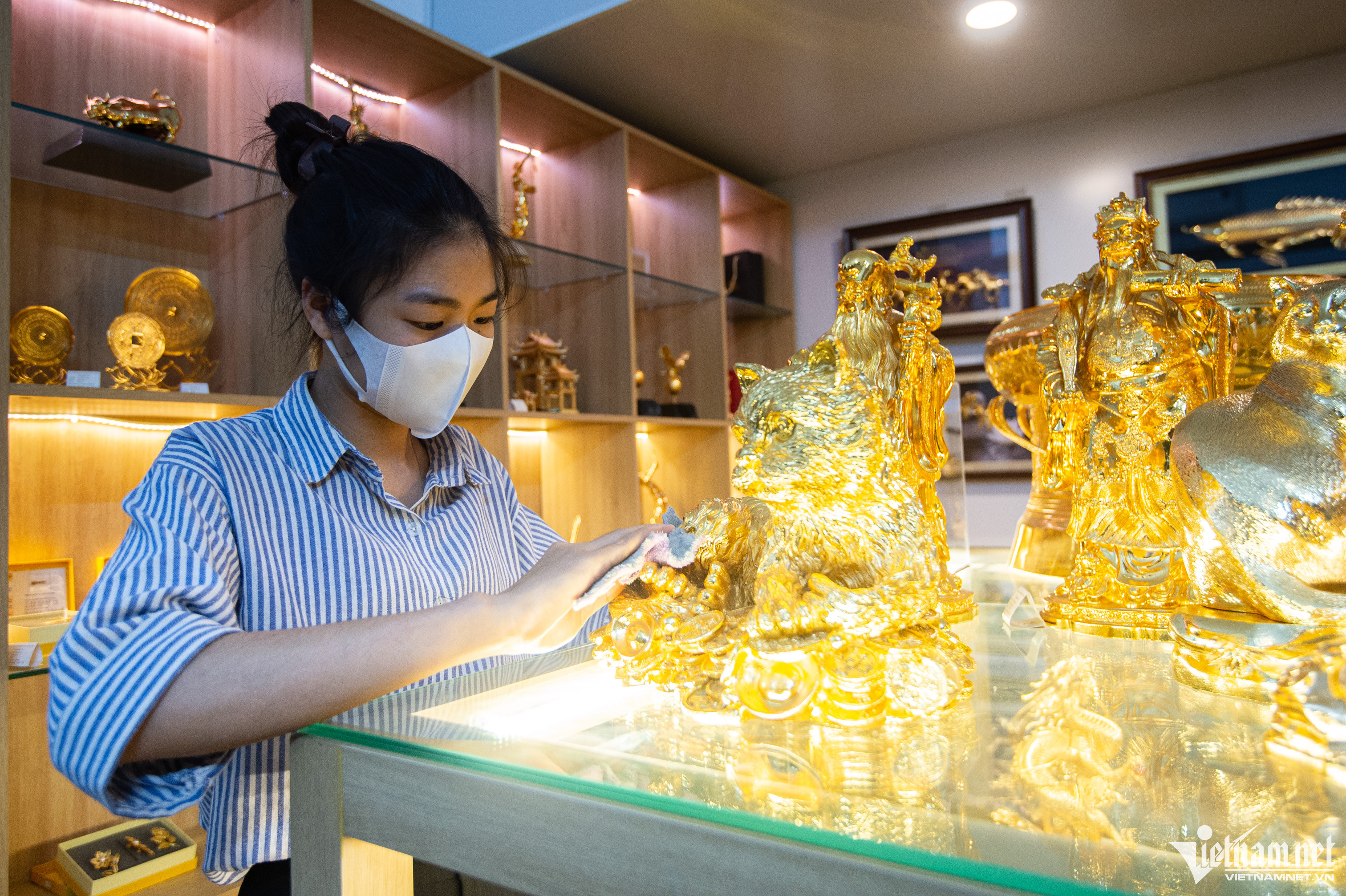 Một cửa hàng trên phố Xã Đàn (quận Đống Đa) có bộ sưu tập trên 10 loại, đa dạng kích thước, hình dáng, mỗi tượng mang những ý nghĩa khác nhau. Hầu hết sản phẩm tại đây được chế tác từ đồng, bề mặt mạ vàng 24K.