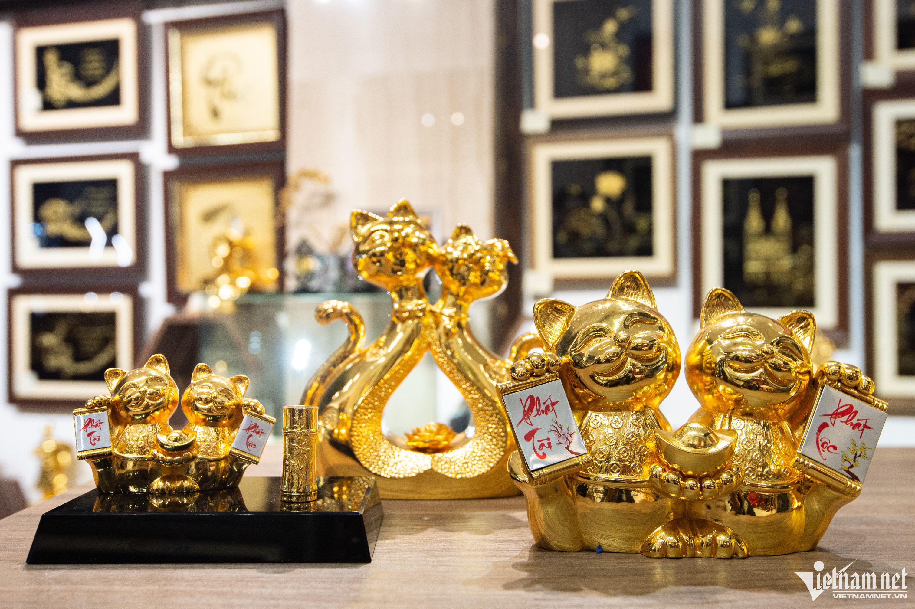 Tượng mèo Phát tài phát lộc nâng thỏi vàng được lấy ý tưởng từ loài mèo thần tài Nhật Bản, có ý nghĩa mời gọi tiền tài, phúc khí và tài khí cho gia chủ. Hai mẫu này có giá 4,5 triệu và 8,5 triệu đồng. 